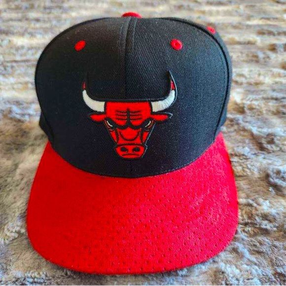 Mitchell and Ness Men’s Bulls Strap back Hat - Picture 1 of 6